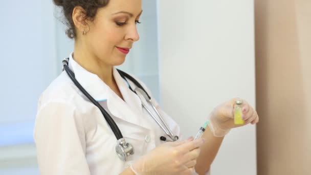 Médico Femenino Sacude Ampolla Con Solución Amarilla — Vídeo de stock