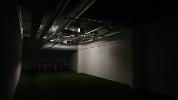 Interruptor Luz Habitación Con Equipo Fitness Césped Verde Artificial — Vídeos de Stock