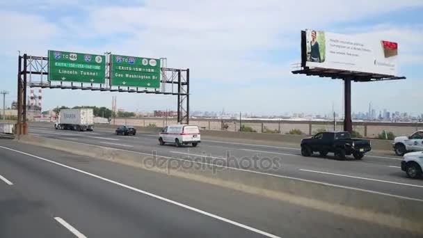 新泽西 2014年9月04日 沿新泽西高速公路的运动到纽约 指示林肯隧道和乔治 华盛顿大桥方向的道路标牌 — 图库视频影像
