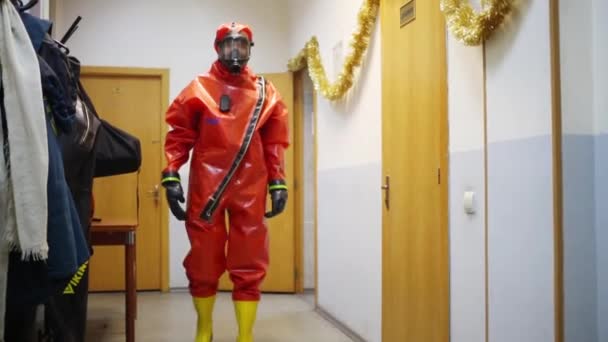 Two men show bright protective suits - Team of rescue workers of North Eastern Administrative District (Russian Emergency Situations Ministry) — Stock Video