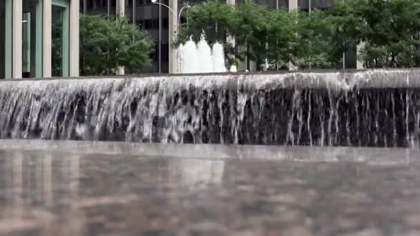 Brunnen Umgestürztes Wasser Gegen Gebäude Und Grüne Bäume — Stockvideo