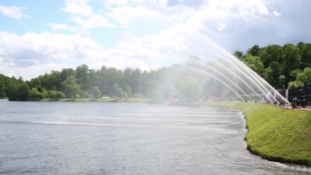 公园喷泉和在水上的人在委员会上的铭文听指令 — 图库视频影像