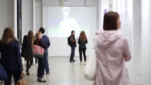 Москва Sep 2015 Люди Мікеланджело Виставки Центрі Artplay Дизайн — стокове відео