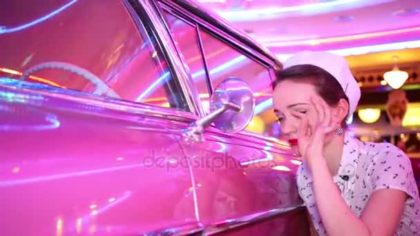 Красивая Молодая Женщина Смотрит Зеркало Розового Ретро Автомобиля Ресторане — стоковое видео