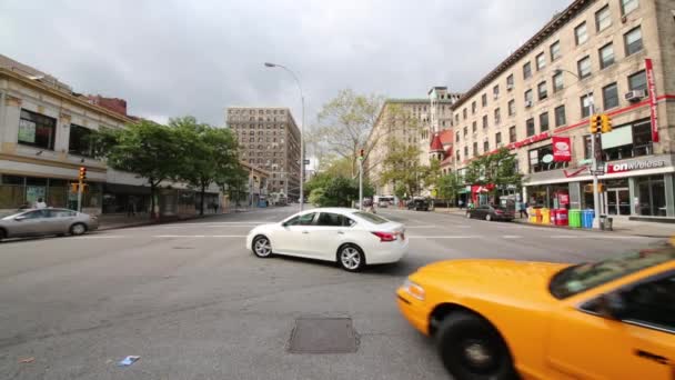 Nyc Usa Aug 2014 Daytime Cars Traffic Crossroad Broadway 80Th — Stock Video