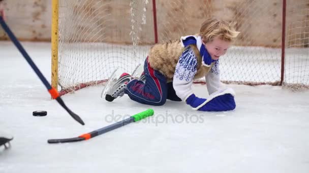Маленький Мальчик Встает Хоккейной Клюшкой Воротах Катке Девушка Помогает Ему — стоковое видео
