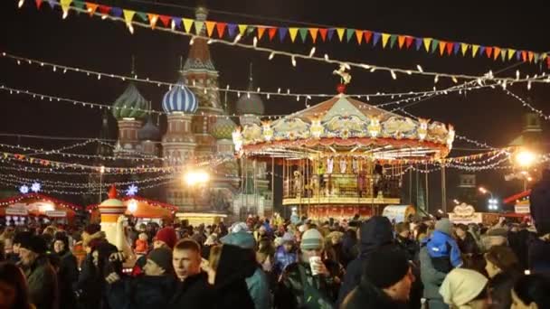 Moscow Jan 2015 Crowd Carousel Annual Christmas Fair Gum Red — Stock Video