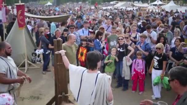 Moskwa Czerwca 2015 Tłum Ludzi Rekonstrukcji Historycznej Wśród Namiotów Historyczny — Wideo stockowe