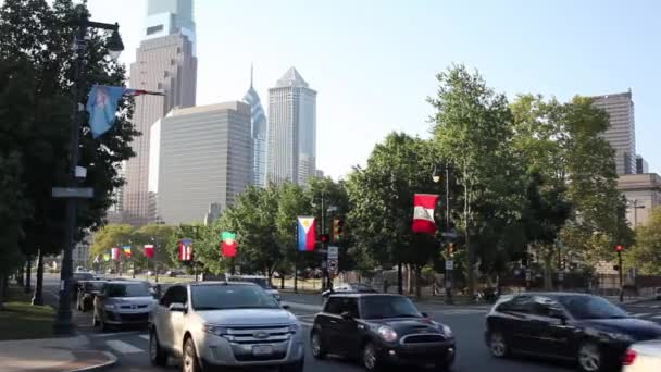 Philadelphia Usa September 2014 Cars Moving Benjamin Franklin Parkway Background — Stock Video