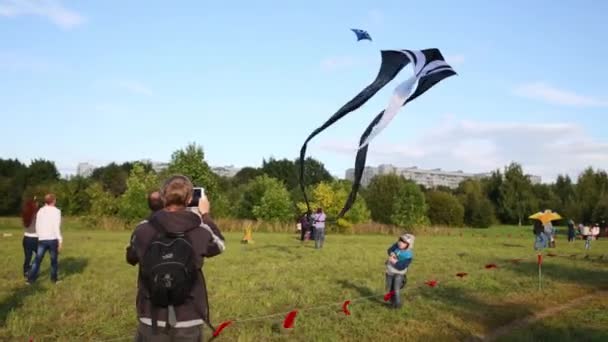 モスクワ 2015 男撮影凧凧コローメンスコエのカラフルな空のお祭り — ストック動画