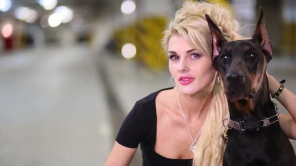 Bella Donna Bionda Con Gli Occhi Di Colore Diverso E Doberman