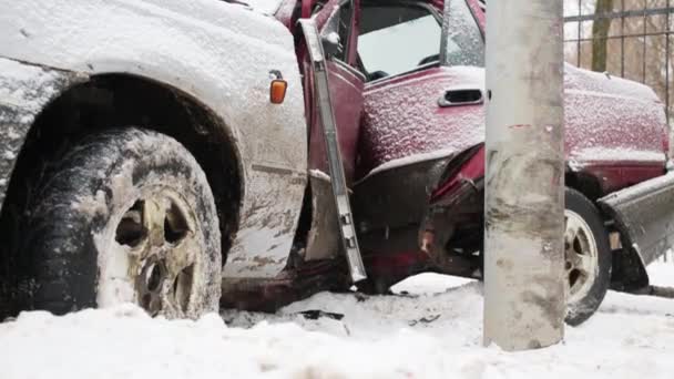 Крупним Планом Зламаний Червоний Автомобіль Після Аварії Під Час Снігопадів — стокове відео