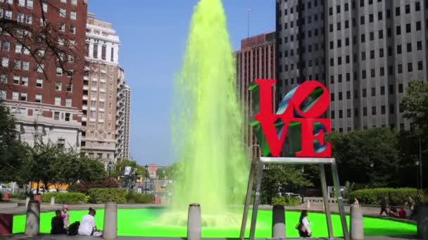 Philadelphia Verenigde Staten September 2014 Fontein Met Gekleurde Groene Water — Stockvideo