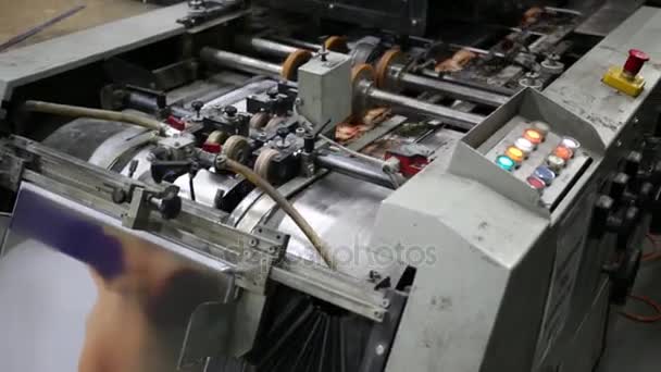 印刷厂印刷生产自动输送机 — 图库视频影像