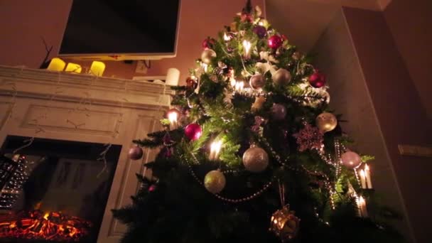 Árbol Navidad Verde Con Pelotas Chimenea Eléctrica — Vídeo de stock