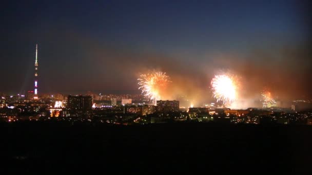 美しい明るい花火は夜のテレビ塔とモスクワの上部に表示します — ストック動画