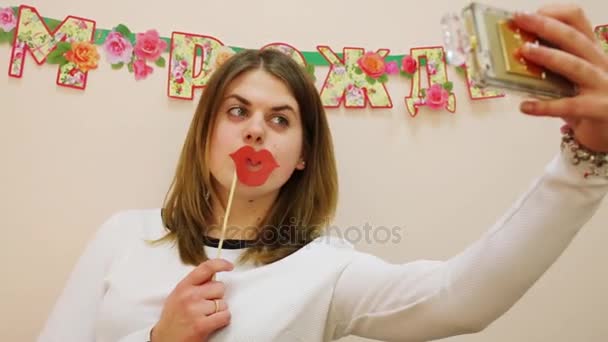 Pretty Girl Makes Selfie Cardboard Lips Text Wall Happy Birthday — Stock Video