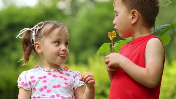 Pequena Menina Bonita Menino Lamber Pirulitos Parque Verde — Vídeo de Stock