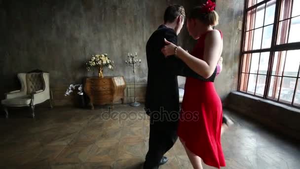 Primer Plano Mujer Vestido Rojo Hombre Traje Negro Bailando Tango — Vídeo de stock