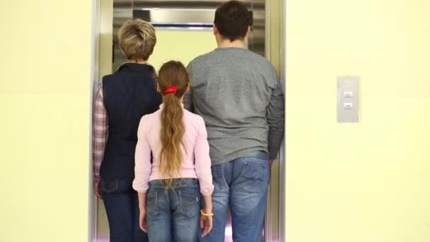 Familie Van Drie Wachten Een Lift Het Trappenhuis Komt Het — Stockvideo