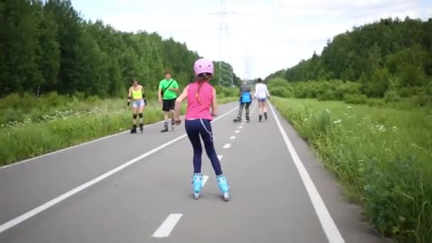 Meisje Blauwe Helm Roze Roller Slang Rijden Fietspad Park — Stockvideo