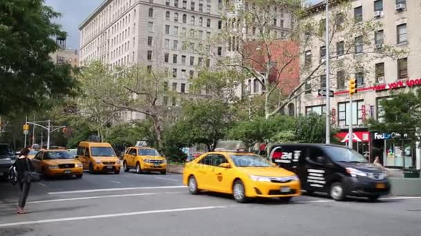 Nyc Estados Unidos Agosto 2014 Tráfico Diurno Automóviles Broadway Calle — Vídeo de stock