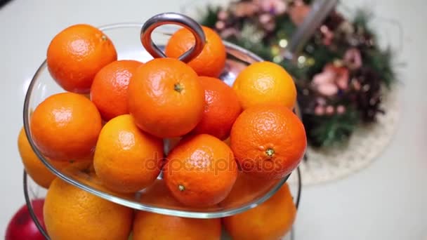 Mandarinen Und Orangen Auf Serviergeschirr Neben Dekorativen Elementen Mit Kerze — Stockvideo