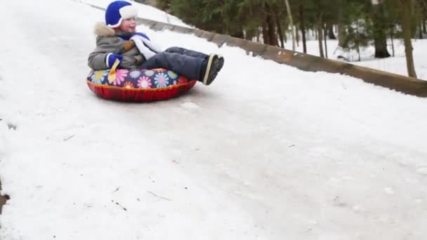 Gelukkig Jongetje Neer Ijs Dia Snowtube Bij Winterdag Het Bos — Stockvideo