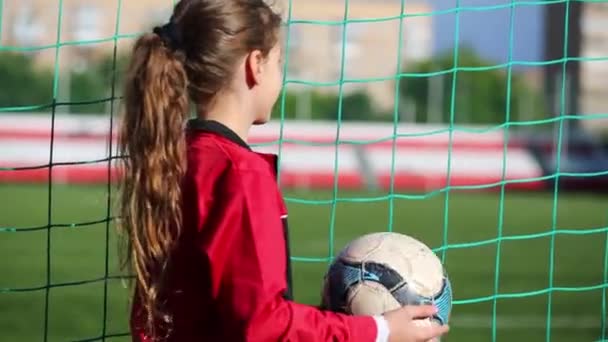Menina Joga Pega Uma Bola Assistindo Campo Futebol — Vídeo de Stock