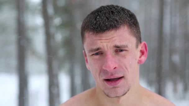 裸胸男子在雪地冬季森林锻炼后呼吸严重 — 图库视频影像