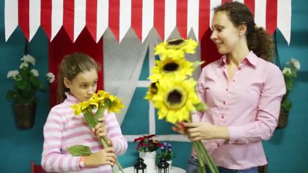 Щаслива Мати Дочка Тримають Соняшники Біля Вікна Картону — стокове відео