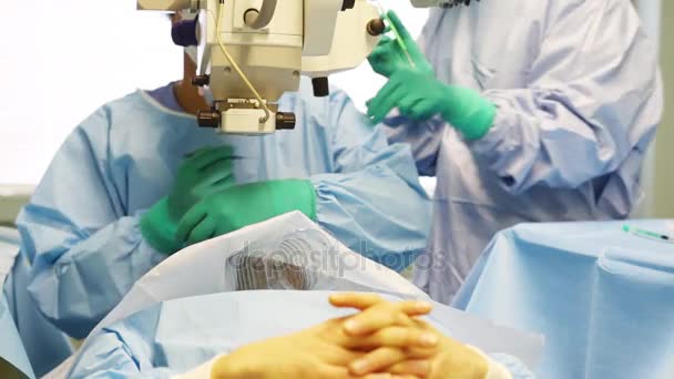 Mains Médecin Infirmière Pendant Chirurgie Ophtalmique — Video