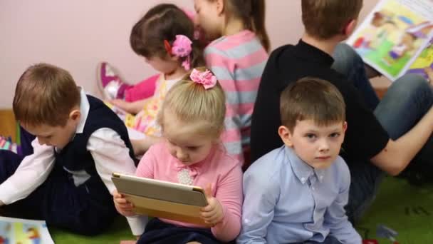 Moskau Russland April 2015 Sechs Kinder Sitzen Mit Büchern Der — Stockvideo