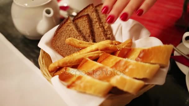 Las Mujeres Los Niños Toman Palitos Pan Del Plato — Vídeo de stock