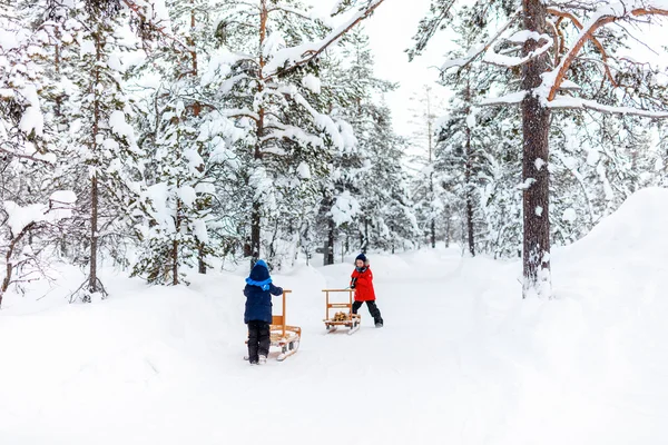 Niños al aire libre en invierno —  Fotos de Stock