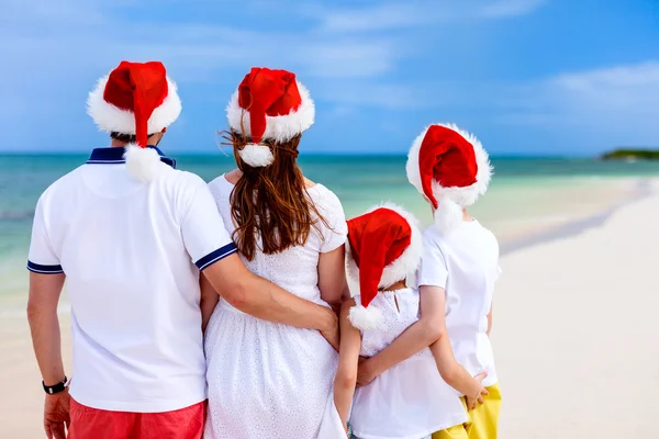 Familia celebrando la Navidad en la playa — Foto de Stock