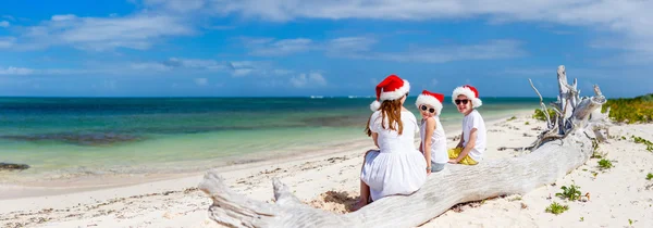 Familie an Weihnachten am Strand — Stockfoto