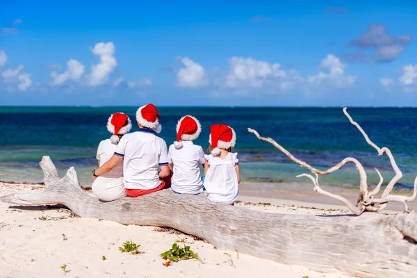 ビーチでクリスマスを祝っている家族 — ストック写真