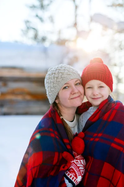 Mor och dotter utomhus på vintern — Stockfoto