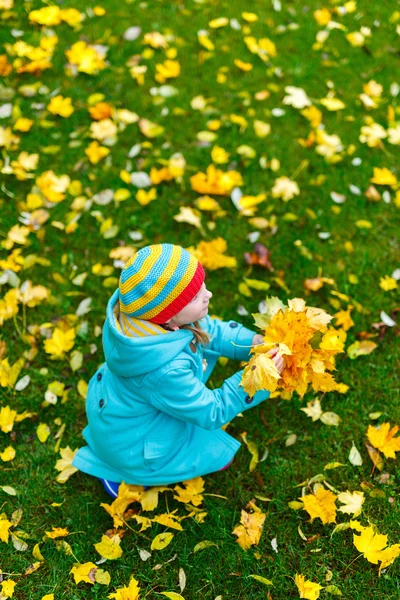 Bambina all'aperto il giorno d'autunno — Foto Stock