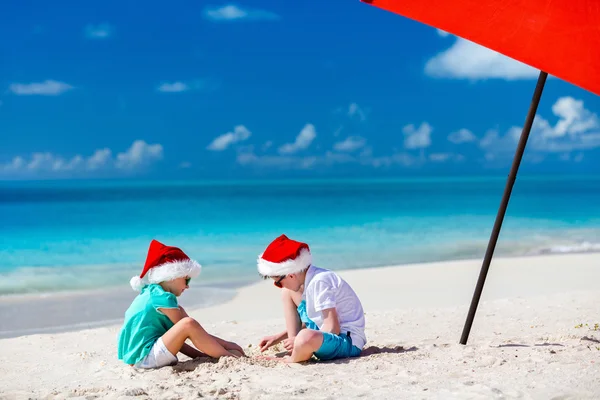 Niños en la playa en Navidad — Foto de Stock