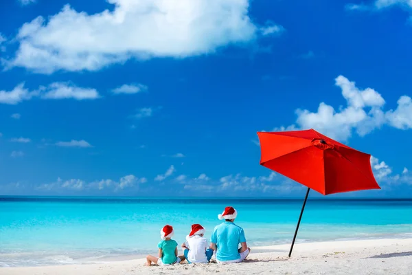 Padre con bambini in spiaggia a Natale — Foto Stock