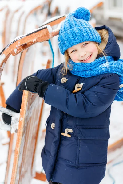 Niña al aire libre en invierno —  Fotos de Stock
