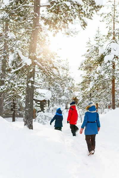 Moeder en kinderen buiten op de winter — Stockfoto