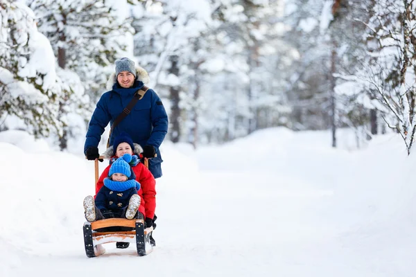 Отец и дети зимой на открытом воздухе — стоковое фото