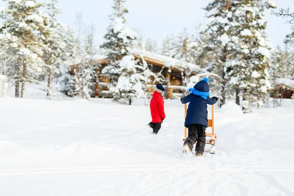 Kinderen buiten op winter — Stockfoto