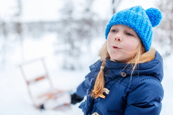 Liten flicka utomhus på vintern — Stockfoto