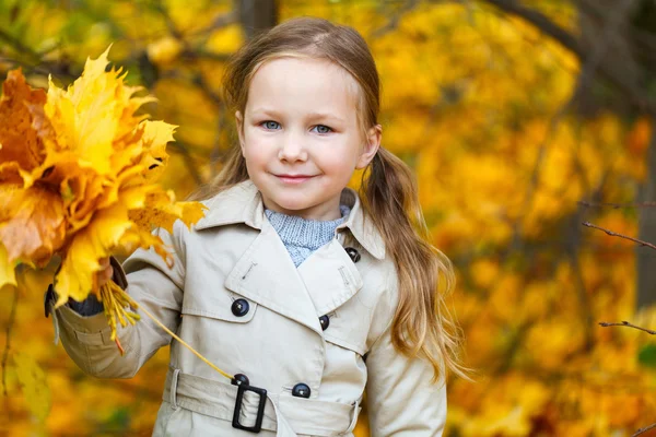 Petite fille en plein air le jour d'automne — Photo