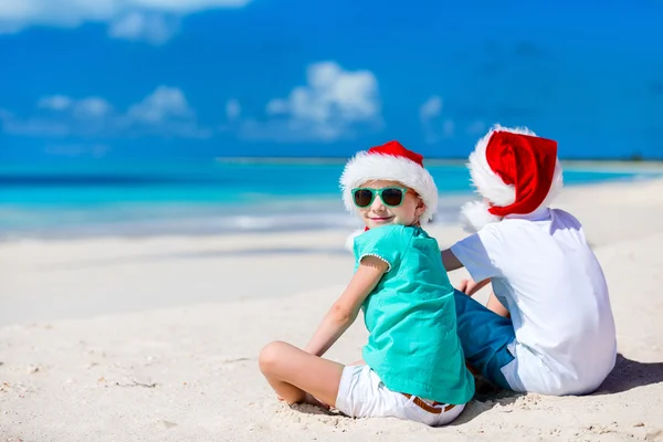 Dzieci na plaży na Boże Narodzenie — Zdjęcie stockowe