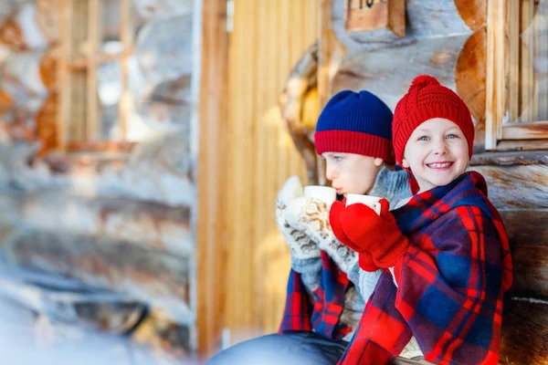 Bambini all'aperto in inverno — Foto Stock